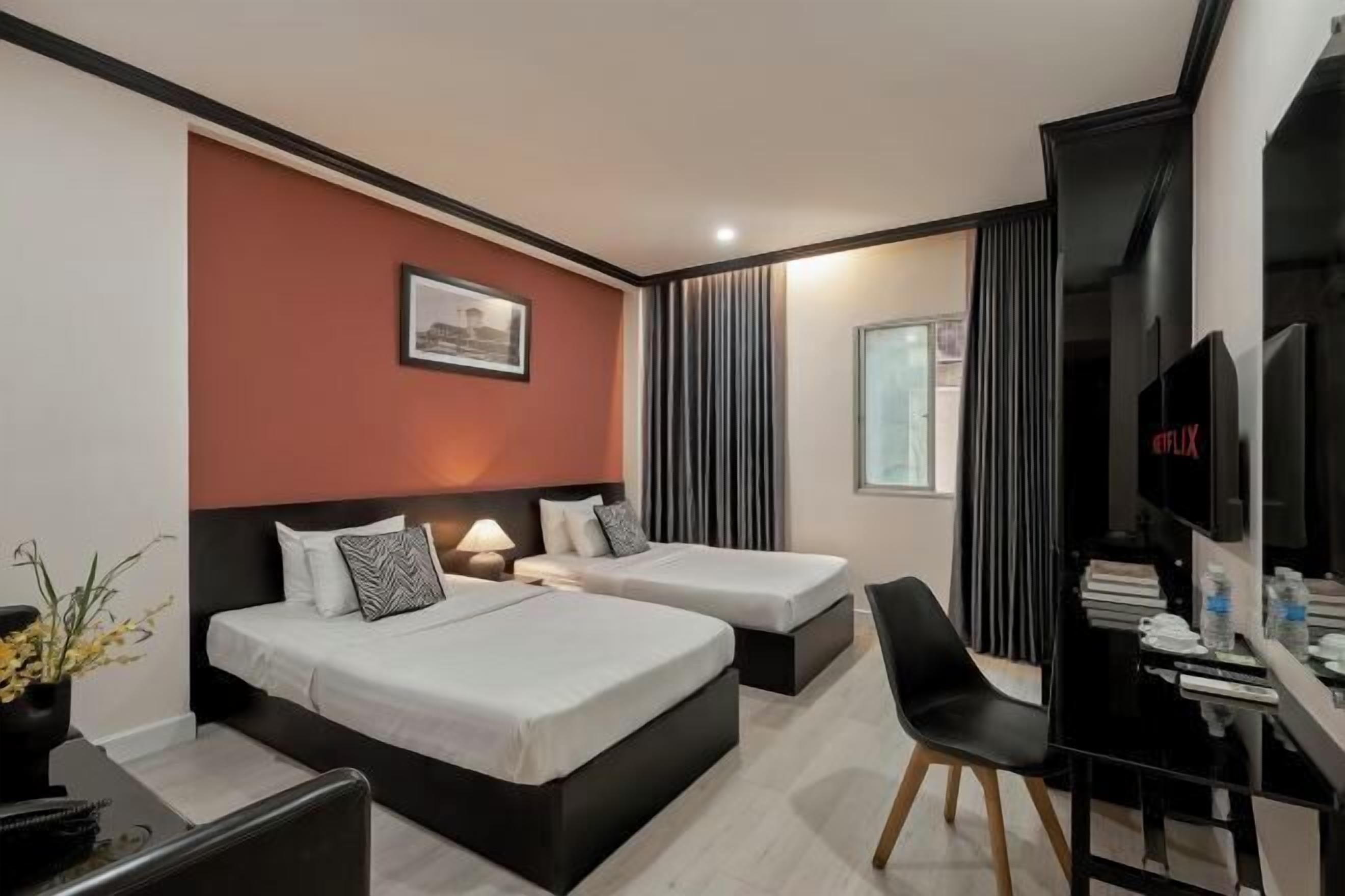 Minibar, safe på rommet, skrivebord og blendingsgardiner