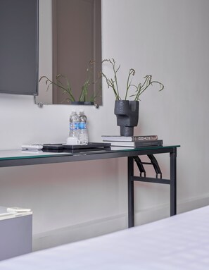 Chambre Double Deluxe (with Window) | Minibar, coffres-forts dans les chambres, bureau, rideaux occultants