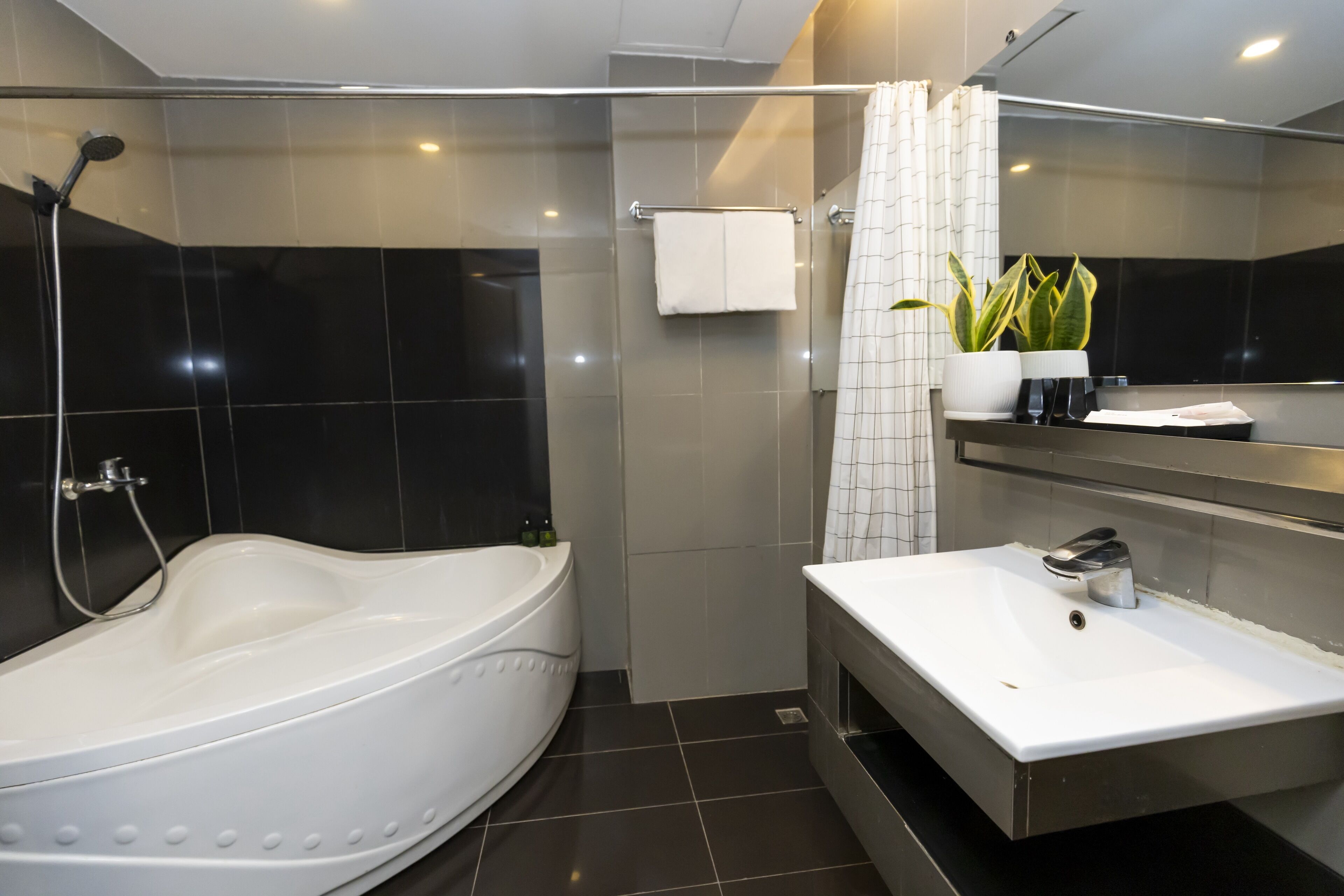premium double room, city view | bathroom | shower, hydromassage showerhead, free toiletries, hair dryer