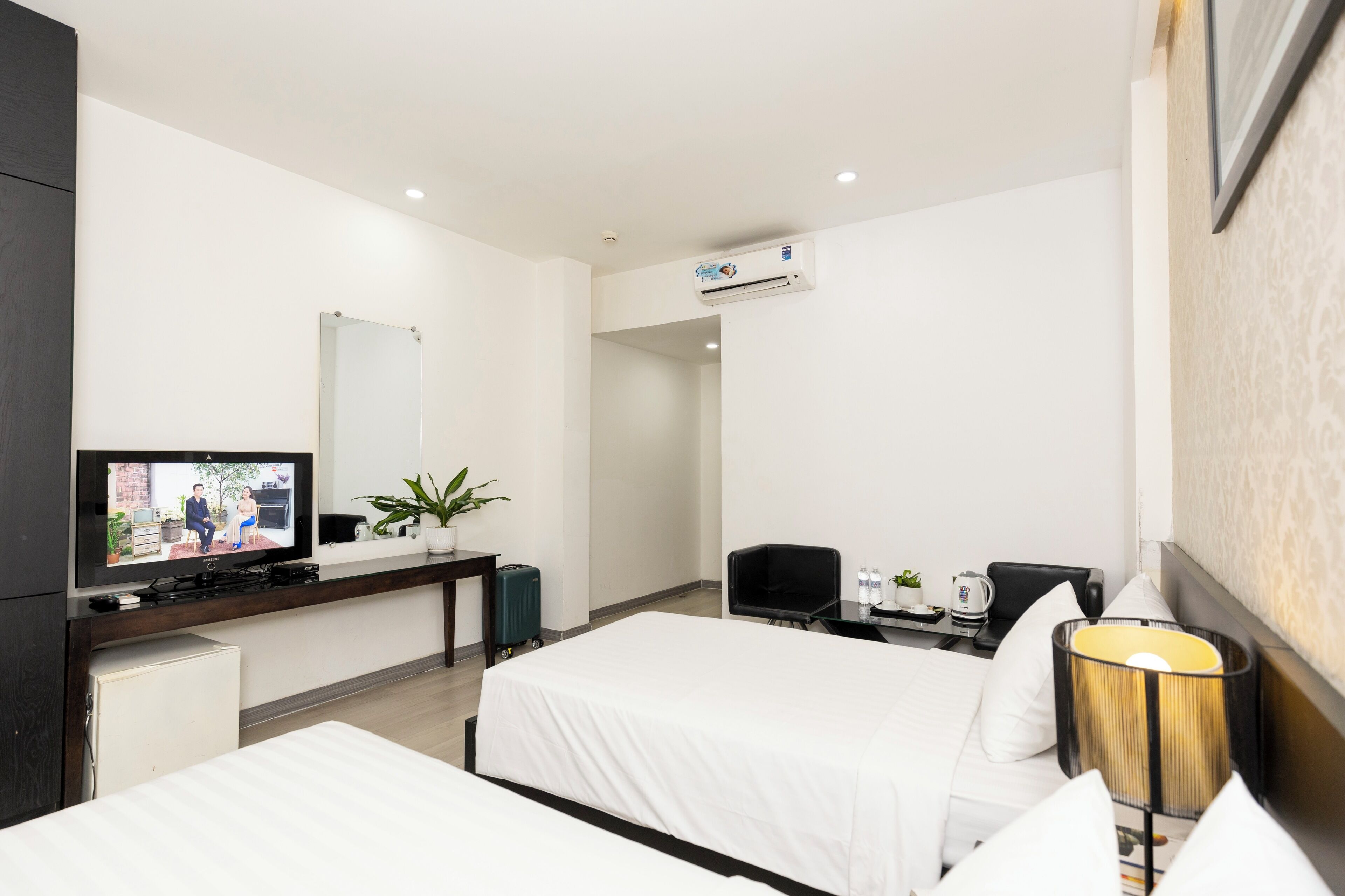 deluxe room, 2 single beds | minibar, in-room safe, desk, blackout curtains