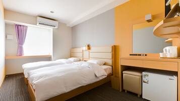 Habitación con 2 camas individuales | Edredón, escritorio, cortinas blackout y insonorización