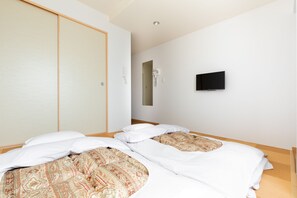 Japanese Style Room | Down comforters, desk, blackout drapes, soundproofing - Kansai Seaside Hotel (Kaizuka)