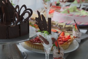 Free daily buffet breakfast