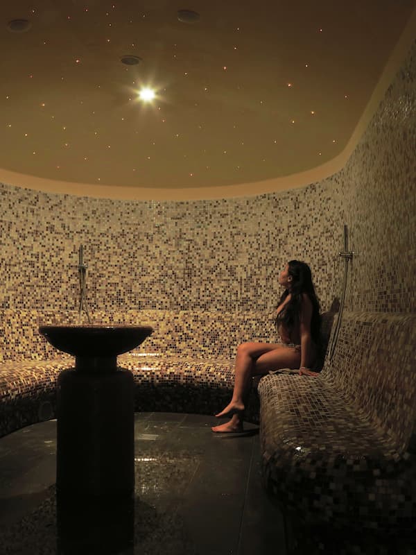 Een sauna, een Turks bad/hammam, gezichtsbehandelingen