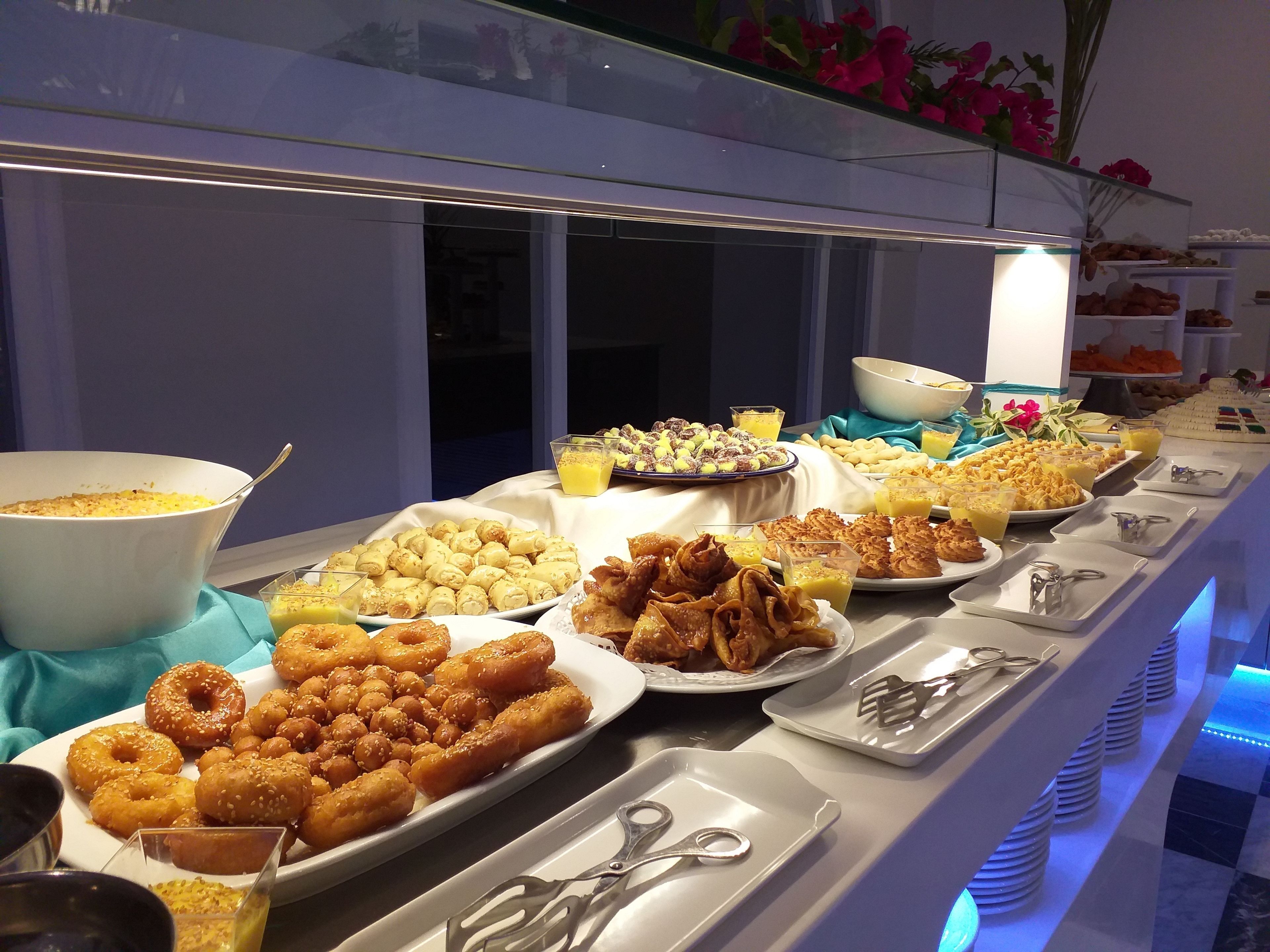 Ein Buffet mit verschiedenen Speisen und Besteck.