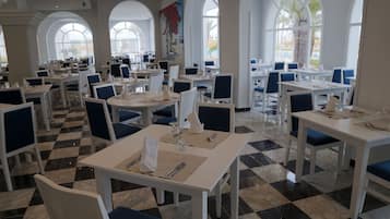 4 restaurantes; se sirven desayunos y cocina local e internacional