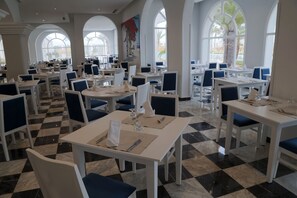 4 restaurantes; se sirven desayunos y cocina local e internacional 