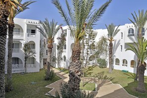 Superior Room, Garden View | 1 bedroom, minibar, in-room safe, blackout drapes