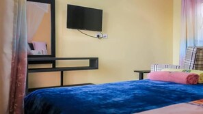 Double Room | Desk, free WiFi, bed sheets