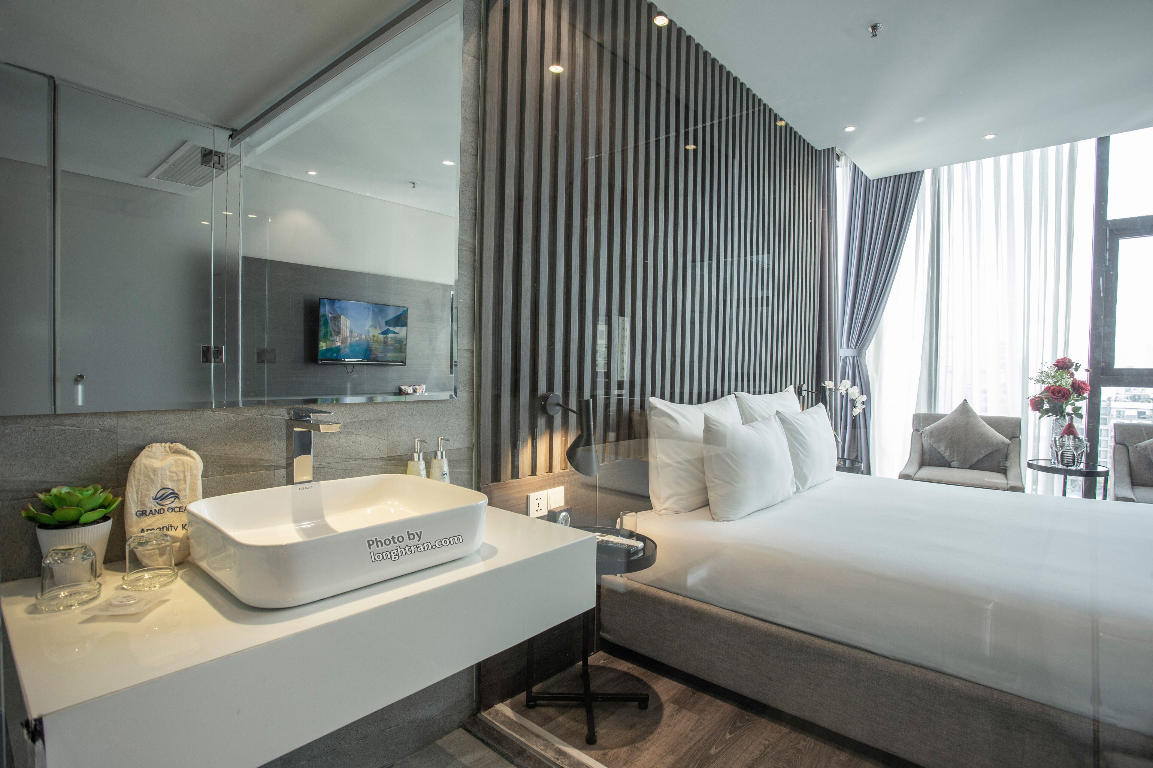 Suite Partial Ocean View | Bathroom | Free toiletries, hair dryer, slippers, bidet