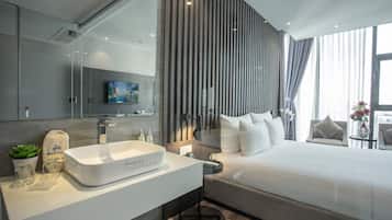 Suite Partial Ocean View | Bathroom | Free toiletries, hair dryer, slippers, bidet