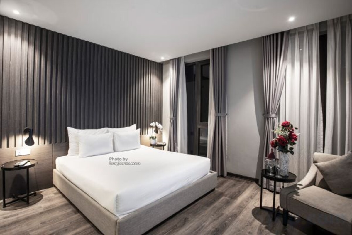 Roupas de cama premium, frigobar, cofres nos quartos, escrivaninha