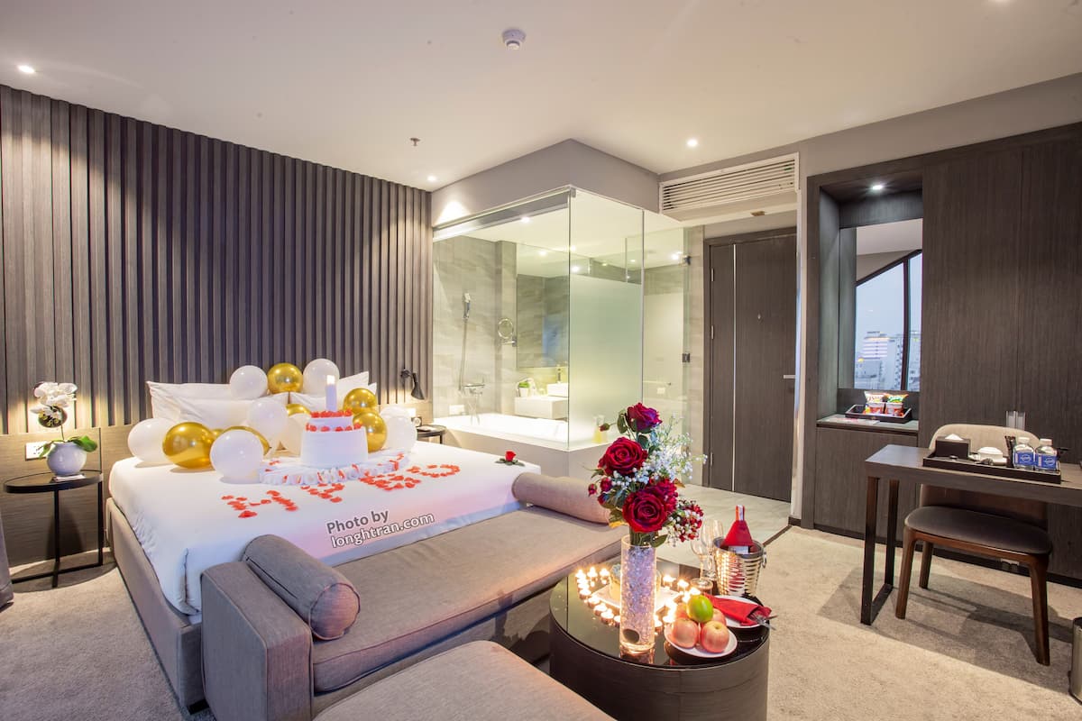 Honeymoon Suite Double with Seaview | Premium bedding, minibar, in-room safe, individually decorated