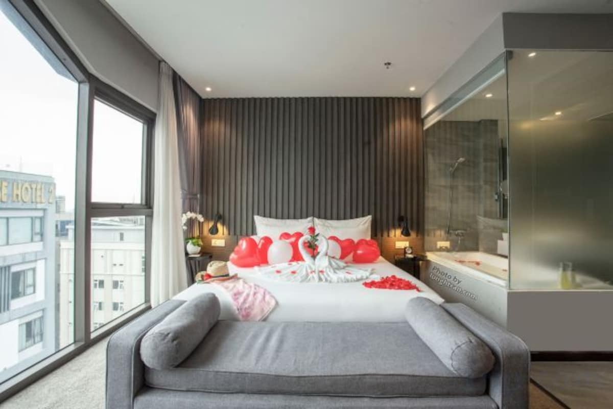 Roupas de cama premium, frigobar, cofres nos quartos, escrivaninha