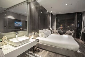 ห้องดับเบิล, วิวเมือง (Suite) | เครื่องนอนระดับพรีเมียม, มินิบาร์, ตู้นิรภัยในห้องพัก