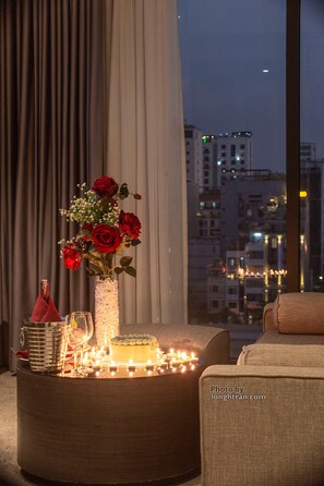 ห้องฮันนีมูนดับเบิล, วิวทะเล (Suite) | เครื่องนอนระดับพรีเมียม, มินิบาร์, ตู้นิรภัยในห้องพัก