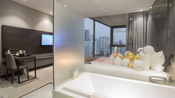 Honeymoon Suite Double with Seaview | Premium bedding, minibar, in-room safe, individually decorated