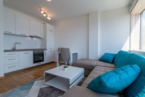Apartment, 1 Bedroom, Sea View | In-room dining
