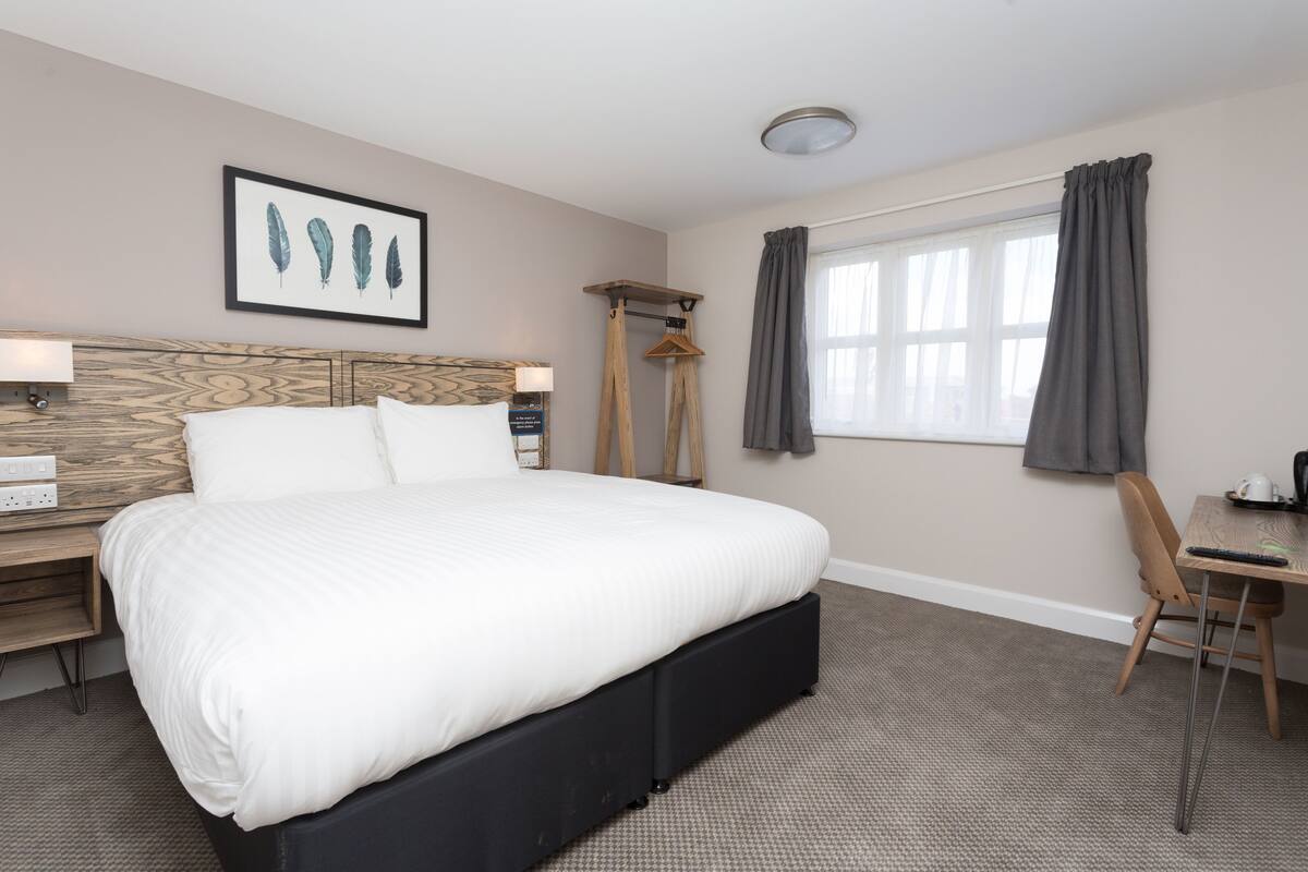 1 bedroom, desk, iron/ironing board (on request), free WiFi