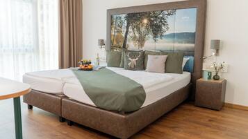 Een minibar, een kluis op de kamer, een bureau, verduisterende gordijnen