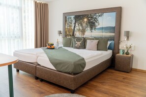 ミニバー、セーフティボックス (室内)、デスク、遮光カーテン