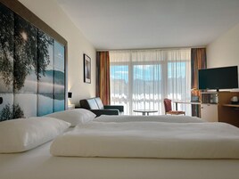 Minibar, caja de seguridad en la habitación y escritorio 