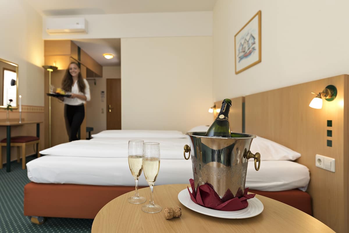 Minibar, värdeförvaringsskåp på rummet och skrivbord