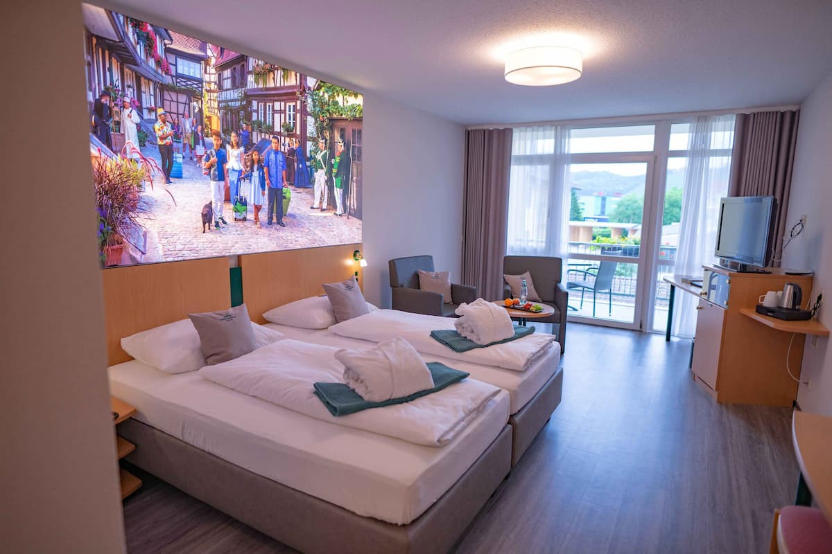 Minibar, värdeförvaringsskåp på rummet och skrivbord