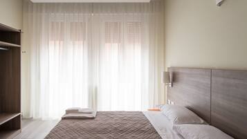 Suite Supérieure, salle de bains privée, vue ville | 1 chambre, minibar, coffres-forts dans les chambres