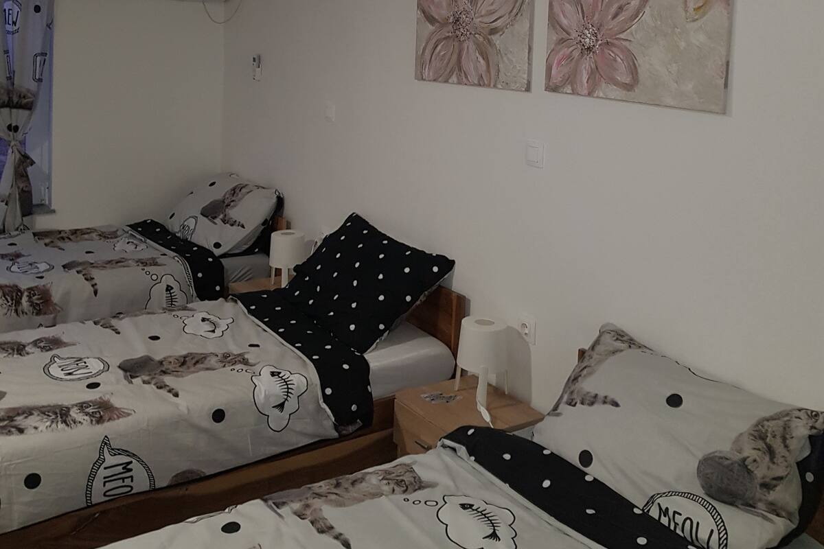 Habitación cuádruple Confort | Tabla de planchar con plancha, cunas gratuitas y wifi gratis