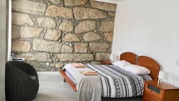 Suite, 1 Doppelbett, eigenes Bad (Linha 1) | 1 Schlafzimmer, Allergikerbettwaren, Verdunkelungsvorhänge