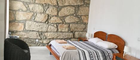 Suíte, 1 cama de casal, banheiro privativo (Linha 1) | 1 quarto, roupas de cama antialérgicas, cortinas blackout