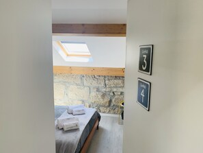 Chambre double, 1 lit double, salle de bains commune (Linha 3) | 1 chambre, literie hypoallergénique, rideaux d’obscurcissement