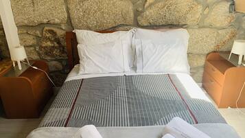 Doppelzimmer, 1 Doppelbett, Gemeinschaftsbad (Linha 3) | 1 Schlafzimmer, Allergikerbettwaren, Verdunkelungsvorhänge