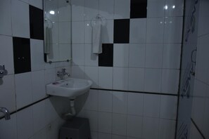 Shower, free toiletries, towels - Hotel Satyam (Ujjain)