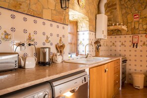 Studio Suite, Shared Kitchen | Gemeinschaftsküche | Großer Kühlschrank, Mikrowelle, Herdplatte