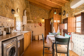 Studio Suite, Shared Kitchen | Gemeinschaftsküche | Großer Kühlschrank, Mikrowelle, Herdplatte