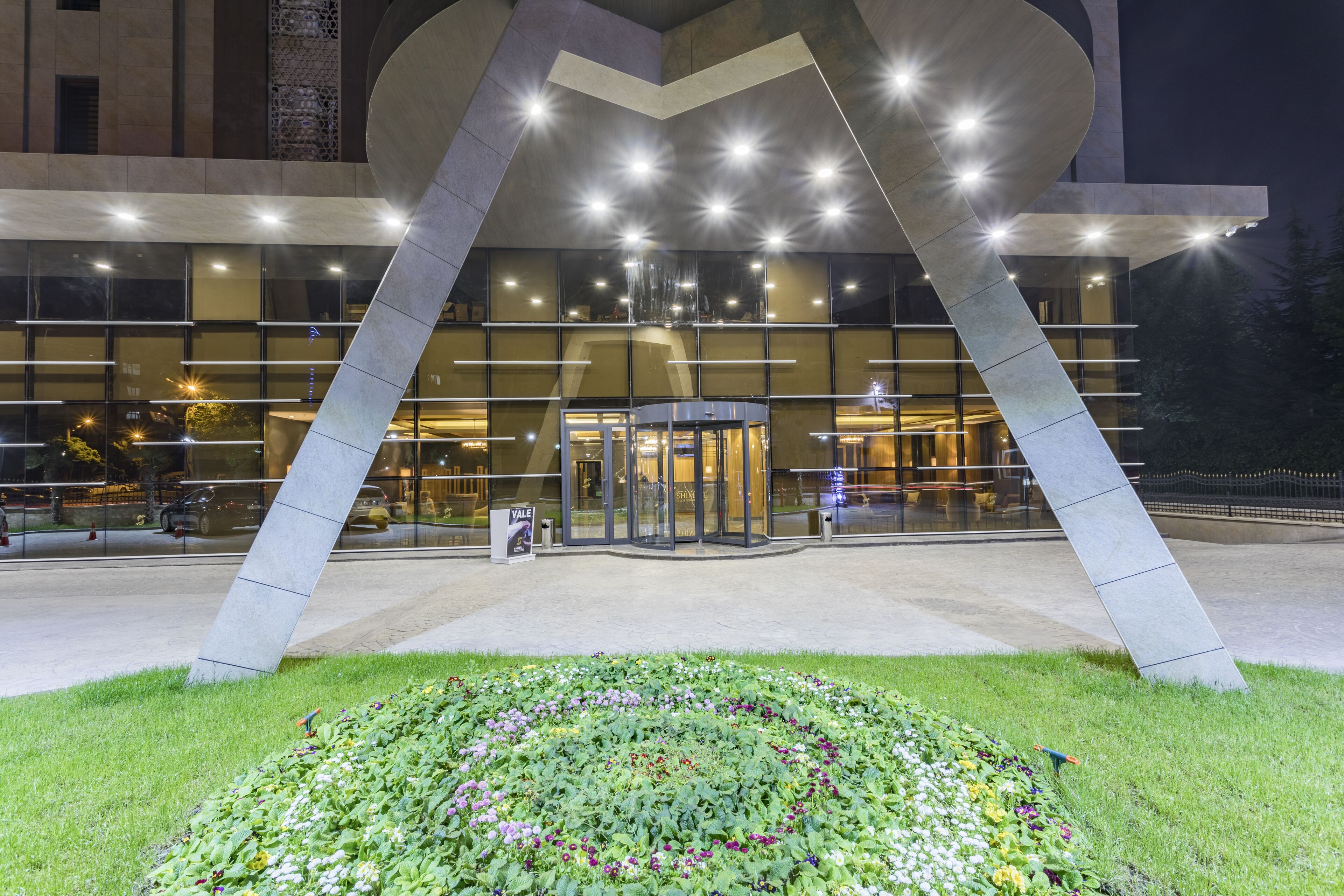 Vista frontal de la propiedad por la tarde o noche