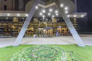 Vista frontal de la propiedad por la tarde o noche