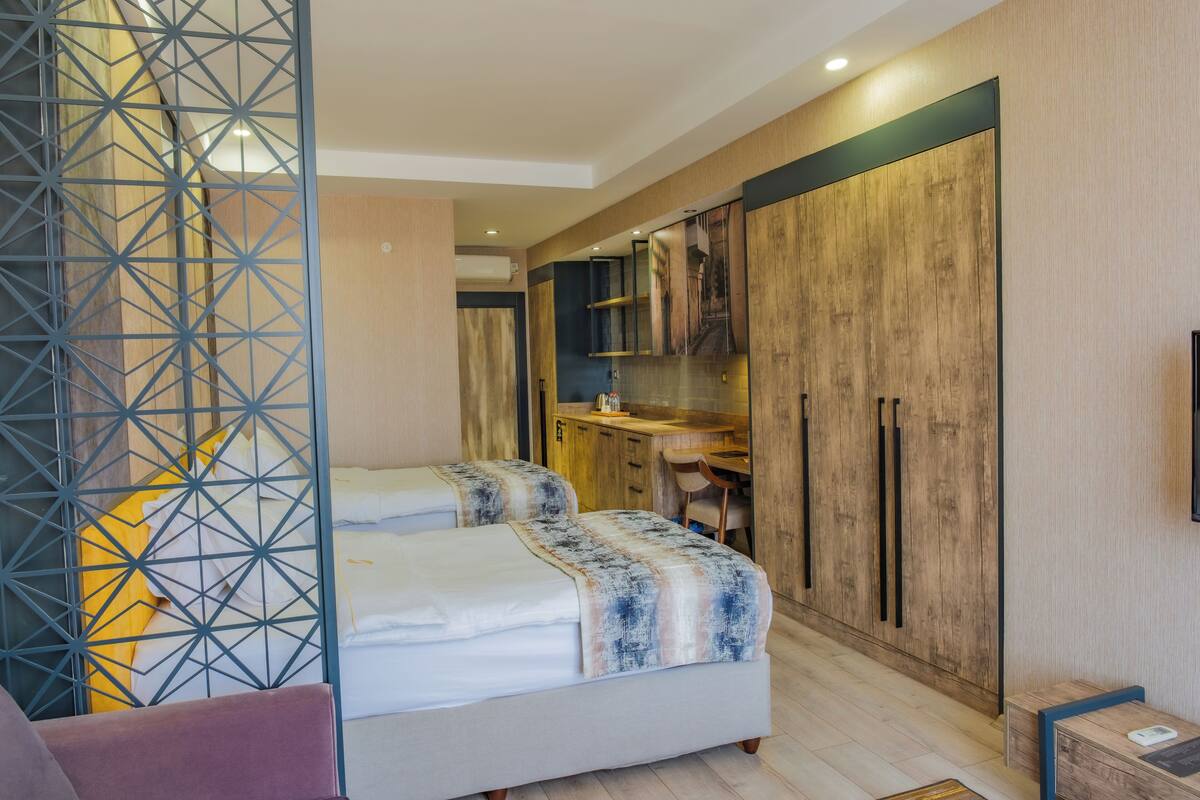 Standard Twin Room, 2 Twin Beds, City View | Minibar, in-room safe, desk, laptop workspace