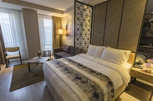 Minibar, caja de seguridad en la habitación y escritorio 