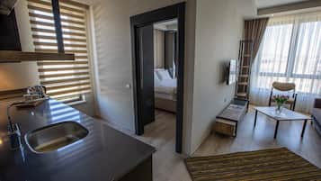Junior-Suite, 1 Schlafzimmer, Stadtblick, Eckzimmer | Minibar, Zimmersafe, Schreibtisch, laptopgeeigneter Arbeitsplatz
