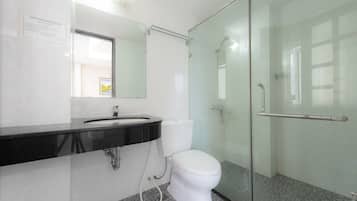 Phòng đôi Deluxe | Phòng tắm | Buồng tắm vòi sen, dép đi trong nhà, khăn tắm