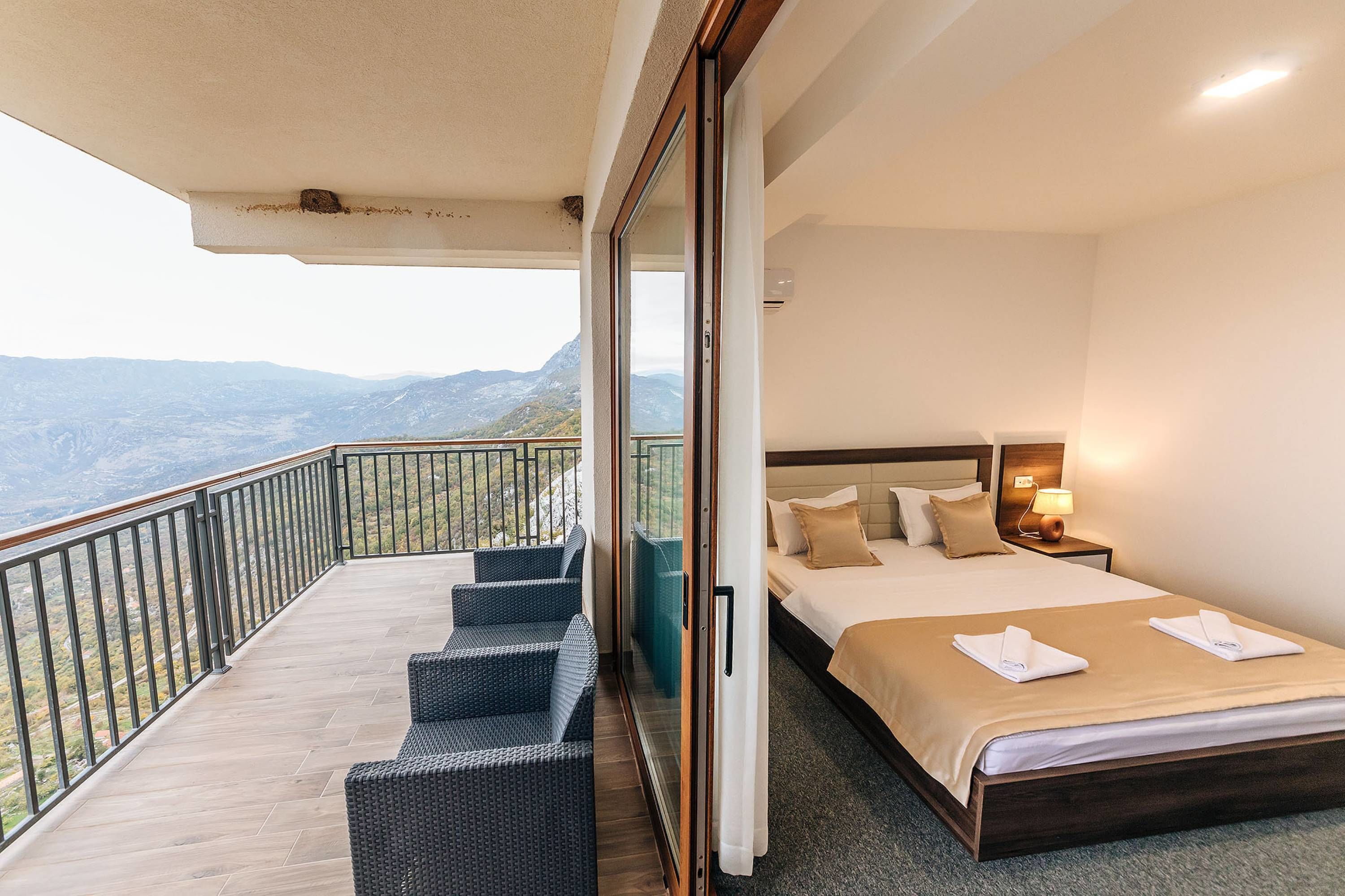 Suite Deluxe, varias camas, vista a la montaña | Terraza o patio