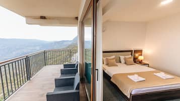 Deluxe-Suite, Mehrere Betten, Bergblick | Terrasse/Patio