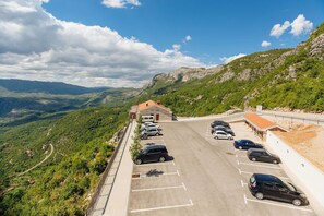 Free self parking - Hotel Sokoline (Danilovgrad)