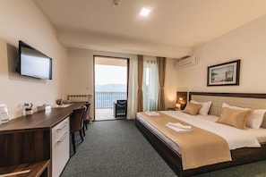 Minibar, in-room safe, individually decorated, individually furnished - Hotel Sokoline (Danilovgrad)