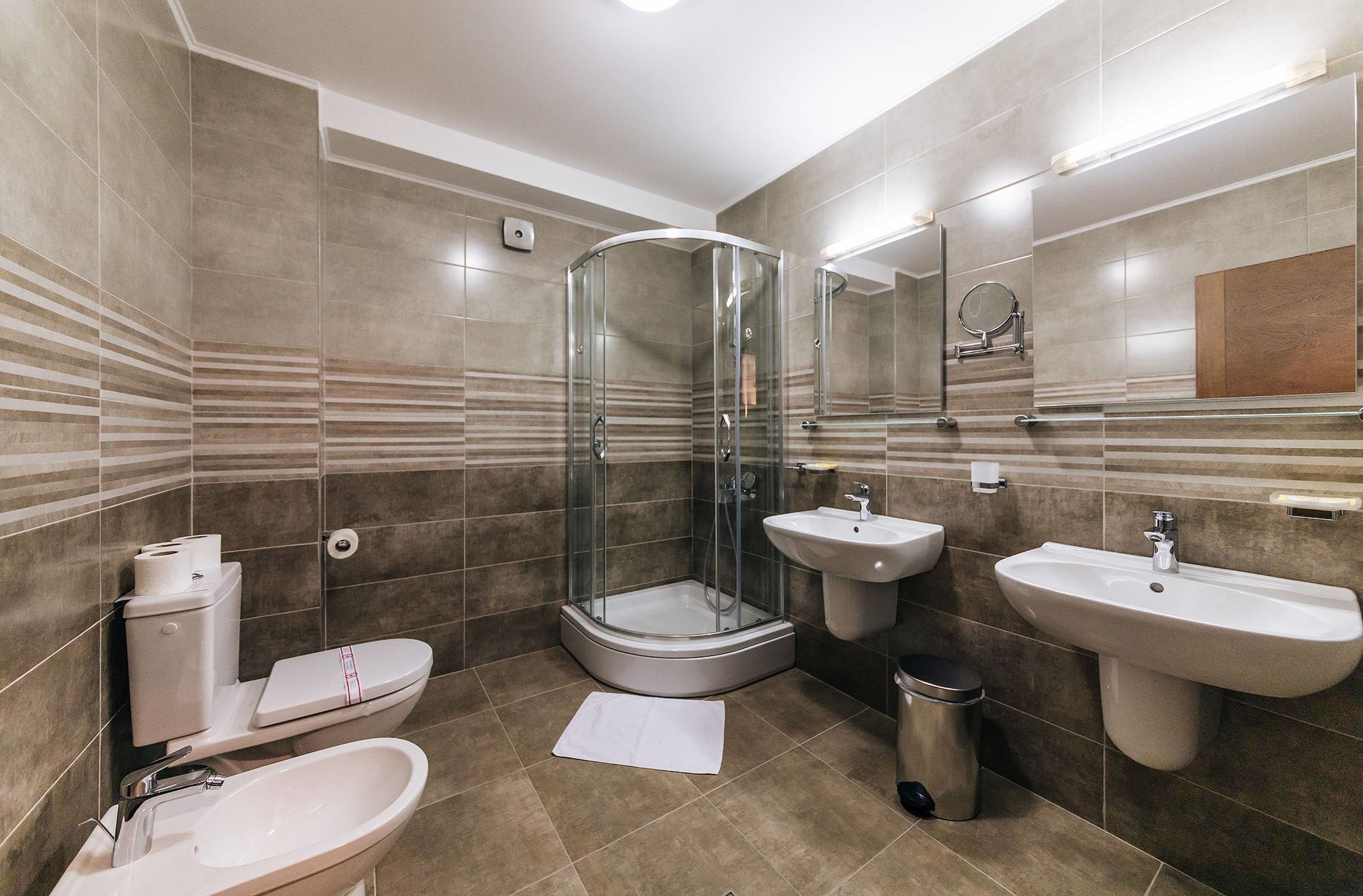 deluxe suite, multiple beds, mountain view | bathroom | shower, free toiletries, hair dryer, bathrobes