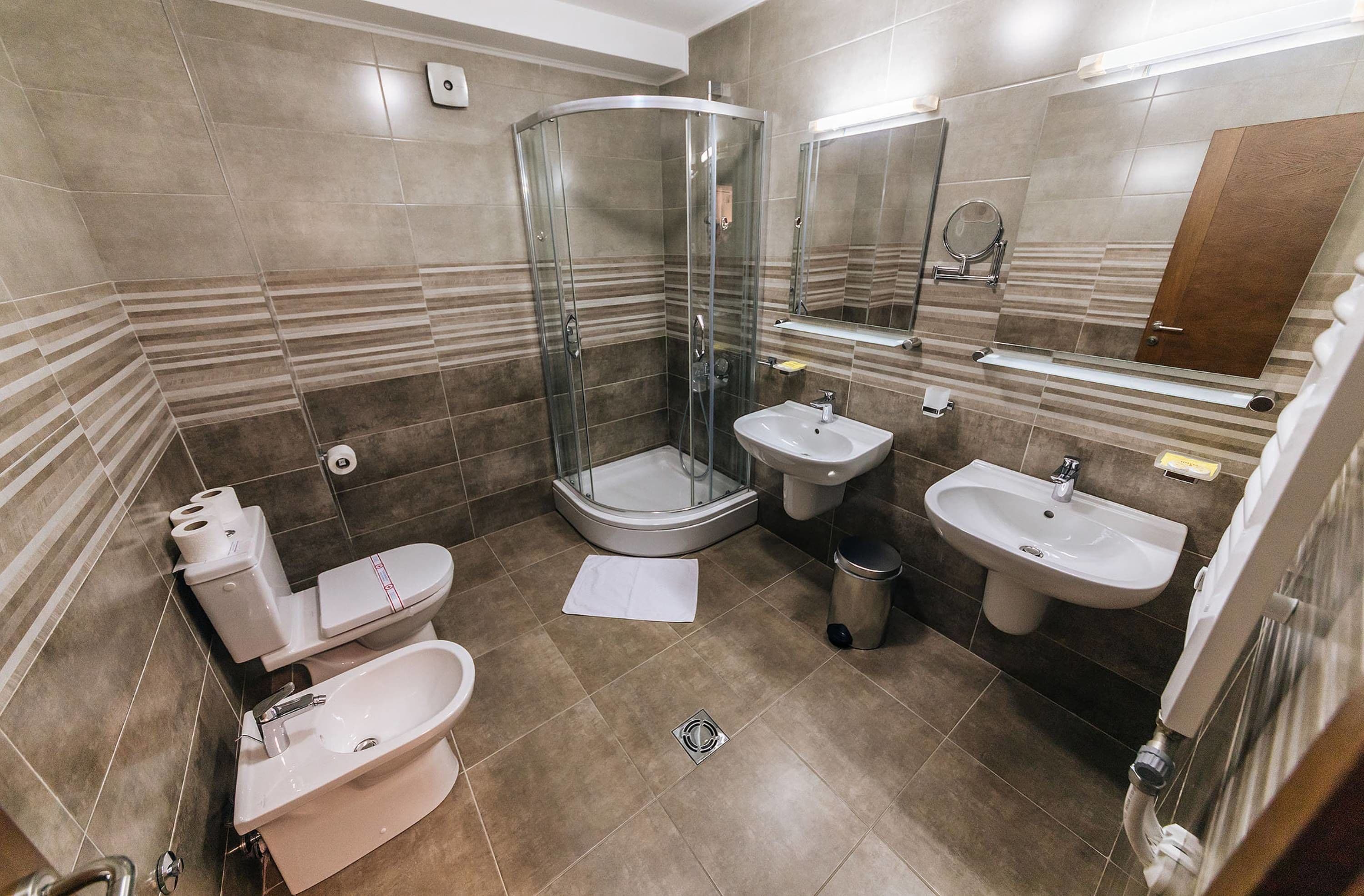 deluxe suite, multiple beds, mountain view | bathroom | shower, free toiletries, hair dryer, bathrobes