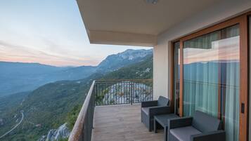 Deluxe-Suite, Mehrere Betten, Bergblick | Balkon